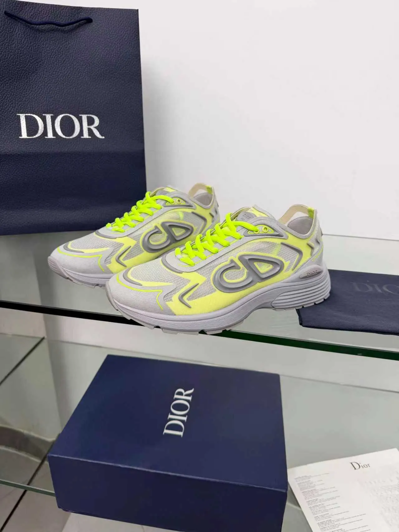 Men's men's shoes P560! DIOR#B30 COUNTDOWN TECH shoes 1. Inspired by lighter running shoes this season 2. Made of multi-layer transparent nylon upper, full of futuristic feel 3. CD30 rubber logo on the tongue/heel to highlight the brand style 4. Equipped with ultra-light foam midsole for the ultimate comfortable wearing experience 5. The entire series uses WELDED (seamless bonding) technology to ensure durability and lightness 6. Full-size dopamine color matching, perfect choice for couples shoes😜